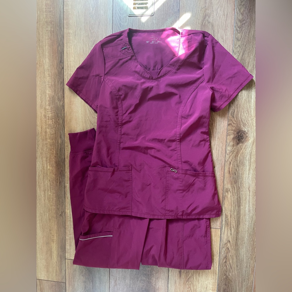Cherokee infinity small scrub set great condition